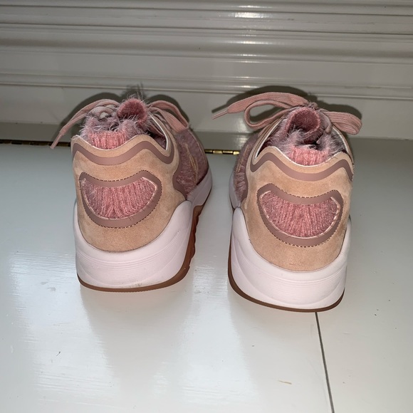 Chanel interlocking CC logo sneakers 💗 - Picture 3 of 11